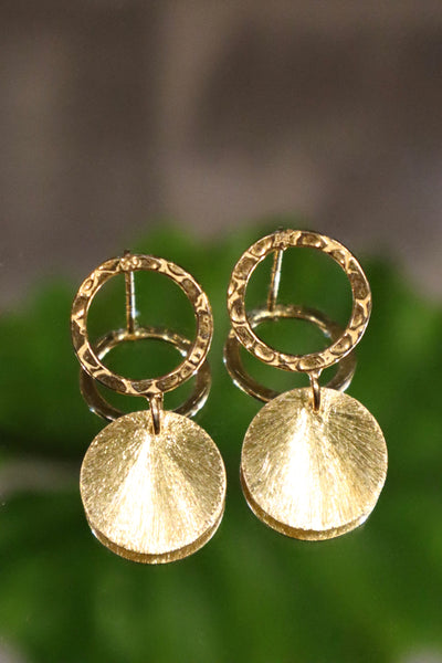 round earrings in gold plated brass